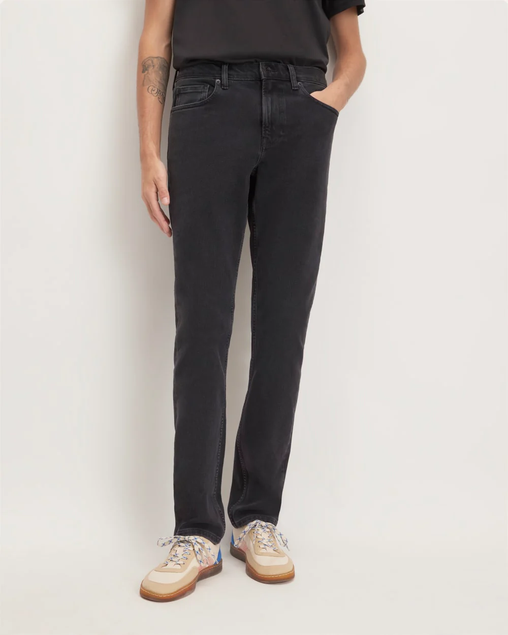 Den smala 4-vägs stretch organisk jeans | Uniform | Våtad svart