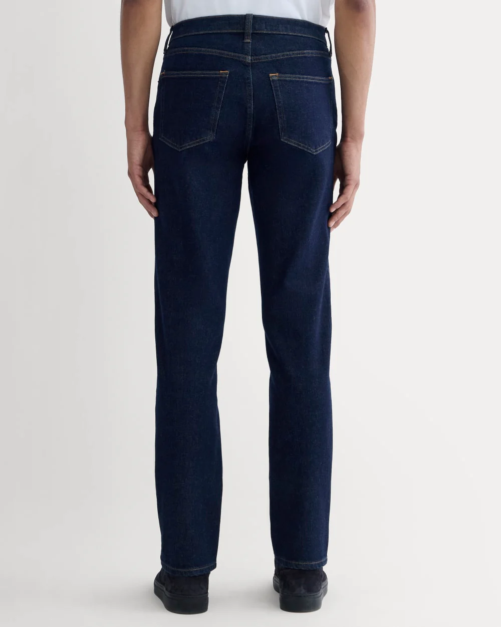 Den avslappnade 4-vägs stretch organisk jeans | Uniform | Mörk indigo