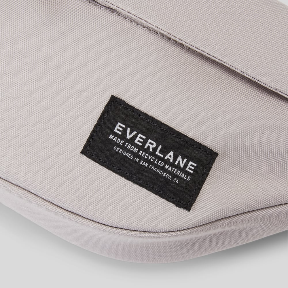 The Renew Transit Fanny Pack | Varm kvarts (med etikett)