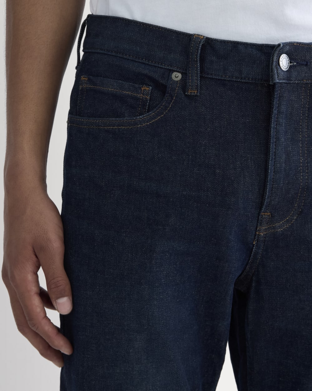 Den smala 4-vägs stretch organisk jeans | Uniform | Djup indigo